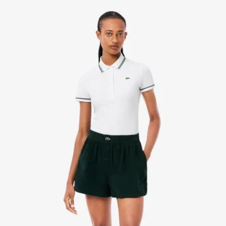 Polo de mujer L.12.D de corte ajustado con detalles de ribete
