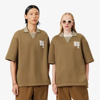 Polo oversize de satén con detalle de insignia de pasarela