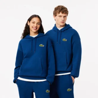 Sudadera con capucha unisex de corte holgado y detalle de insignia