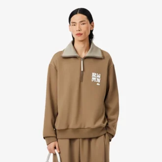 Sudadera con cuello alto, cremallera y detalle de insignia de la pasarela