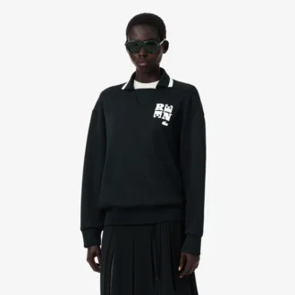 Sudadera con detalle de insignia en el cuello de polo de la pasarela