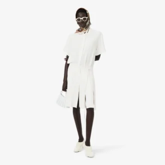 Vestido de polo con detalle de bordado plisado de la pasarela