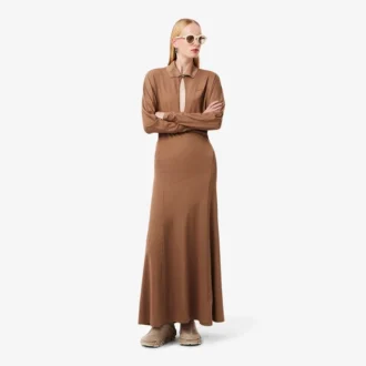Vestido largo de seda con cuello polo de la pasarela